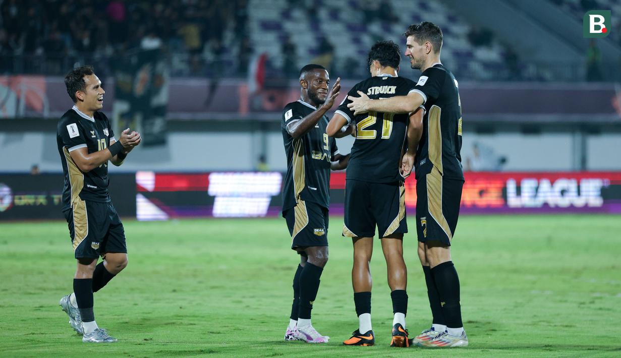 Para pemain Dewa United merayakan gol yang dicetak oleh Rafael Struick setelah mencetak gol ke gawang Shan United pada matchday ketiga Grup E AFC Challange League 2025-2026 di Stadion Indomilk Arena, Tangerang, Sabtu (01/11/2025) malam WIB. (Bola.com/M Iqbal Ichsan)
