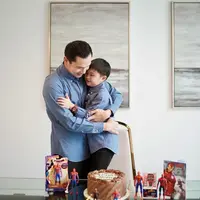 Harvey Moeis tampil pakai outfit kembar bersama Raphael Moeis. Keduanya pakai kemeja lengan panjang bernuansa biru keabuan dan celana panjang hitam. [Foto: Instagram/raphaelmoeis]