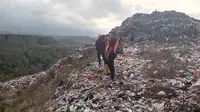 Tim SAR sejak siang hingga sore mencari tubuh korban yang tertimbun longsoran sampah di TPA Supit Urang Kota Malang (Liputan6.com/Zainul Arifin)