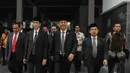 Jokowi dikawal pimpinan DPRD DKI, termasuk Abraham Lunggana (Lulung) menuju panggung tempat duduknya, Jakarta, (2/10/14). (Liputan6.com/Herman Zakharia) 