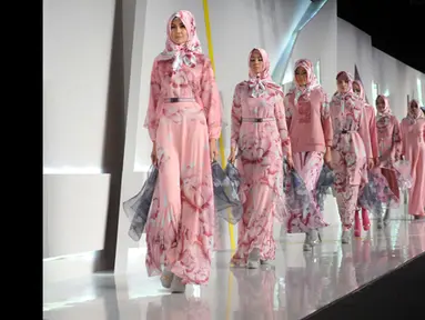 Sejumlah model memperagakan busana rancangan Itang Yunaz pada ajang Indonesia Fashion Week 2015 di JCC Senayan, Jakarta, Sabtu (27/2/2015). (Liputan6.com/Panji Diksana)