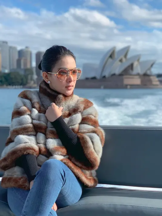 Beberapa warganet yang mendengar pernikahan Syahrini dengan Reino mengatakan bahwa dirinya 'makan teman'. Karena Reino sendiri adalah mantan dari teman artisnya, Luna Maya. (Liputan6.com/princessyahrini)