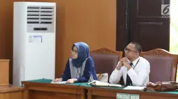 Kuasa hukum Jaksa agung (kiri) bersama Kuasa hukum Wiranto (kanan) menghadiri  sidang perdata Kivlan Zen terhadap Jaksa Agung dan Wiranto di Pengadilan Negeri Jakarta Selatan, Selasa (1/10/2019). Sidang perdata  tersebut dilanjutkan pada tanggal 9/10/2019 hari Rabu dengan agenda mediasi. (Liputan6.