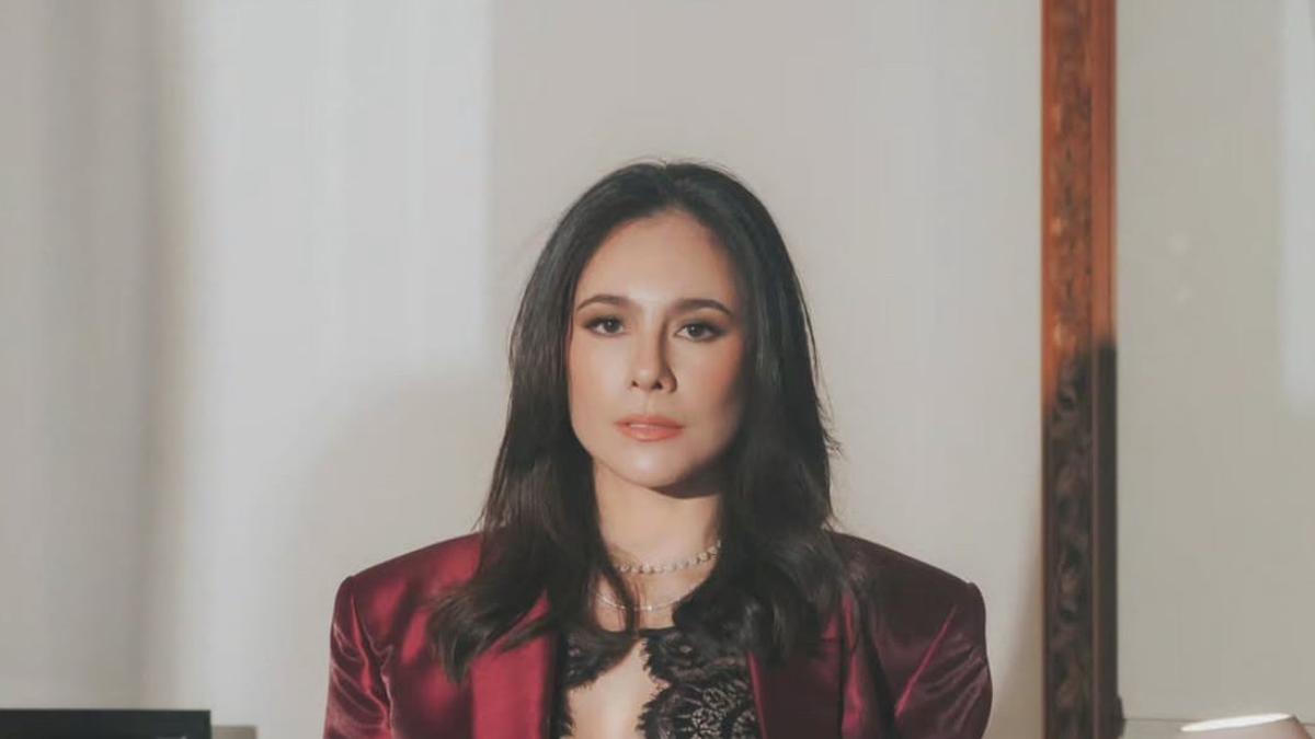 Gaya Wulan Guritno Padukan Bra Top Lace dengan Tampilan Formal