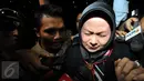 Istri Pelaksana Tugas (Plt) Gubernur Sumatera Utara Tengku Erry Nuradi, Evi Diana, menghindar dari wartawan usai diperiksa KPK, Jakarta, Kamis (5/11/15). Evi yang diperiksa sebagai saksi untuk Gatot Pujo Nugroho. (Liputan6.com/Helmi Afandi) 