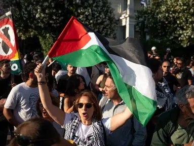 Warga menggelar aksi unjuk rasa menentang pencegatan Armada Solidaritas Global oleh Angkatan Laut Israel di luar Kementerian Luar Negeri, Athena, Yunani, pada 18 Mei 2026. (Aggelos NAKKAS/AFP)