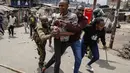 Kementerian Dalam Negeri mengatakan lebih dari 300 orang ditangkap selama protes dan akan didakwa dengan tuduhan melakukan kejahatan yang meliputi penjarahan, perusakan properti dan penyerangan terhadap polisi. (AP Photo/Brian Inganga)