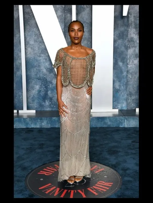 Aktris DeWanda Wise mengenakan gaun berlengan metalik di Vanity Fair. [Foto: IG/dewandawise].