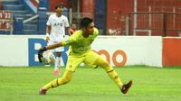 Kurniawan Kartika Ajie beraksi dalam laga Persik Kediri versus Persebaya Surabaya di Stadion Brawijaya, Kediri, Sabtu (19/3/2023). (Bola.com/Gatot Sumitro)