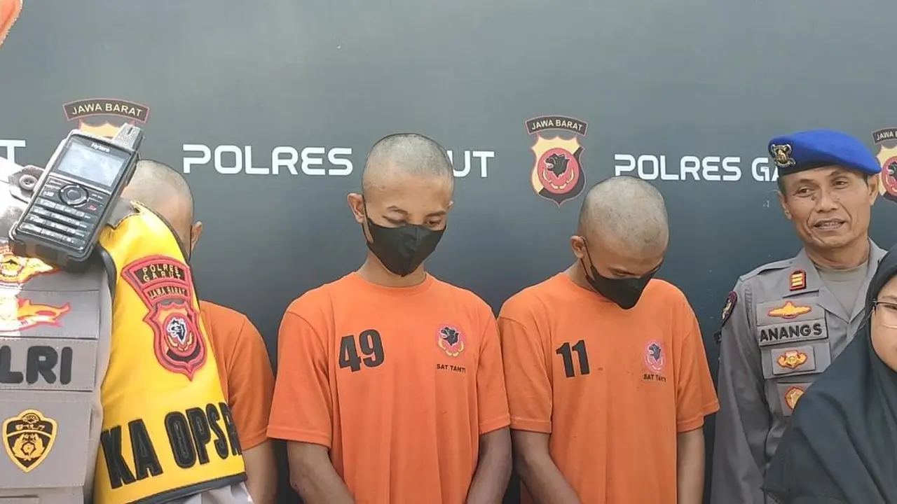 Wajah tiga wisawatan asal Kecamatan Solokan Jeruk Majalaya, Kabupaten Bandung, Jawa Barat pelaku pengeroyokan terhadap Briptu R, yang tengah bertugas di objek wisata Pantai Santolo Garut. (Liputan6.com/Jayadi Supriadin)