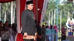 Gubernur DKI Basuki 'Ahok' Tjahaja Purnama memimpin upacara peringatan hari ulang tahun Jakarta ke-489 di Lapangan Monas, Rabu (22/6). Upacara diikuti oleh Pegawai Negeri Sipil pada Pemprov DKI Jakarta. (Liputan6.com/Gempur M Surya)