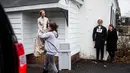Pengunjung membawa patung koleksi yang beli dari Museum Hall of Presidents di Gettysburg, Pennsylvania, Sabtu (14/1). Museum yang tutup pada November lalu tersebut menjual hampir seluruh koleksi mereka. (AP Photo/ SEAN SIMMERS)