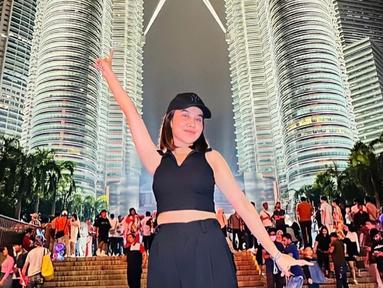 Sejak beberapa waktu lalu, Mayang Lucyana tampak berkunjung ke Malaysia. Ia tampak berkeliling menikmati berbagai wisata di sana. Mayang terlihat begitu senang mengunjungi Twin Tower.(Liputan6.com/IG/@mayaang.lucyaana)