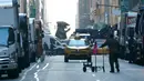 Balon tikus raksasa berjalan di tengah kota untuk diletakkan di luar kantor perusahaan sebagai simbol protes di New York, Kamis (26/12/2019). Serikat pekerja Amerika telah menggunakan balon tikus  untuk menyoroti praktik perburuhan yang tidak adil sejak 1990-an. (TIMOTHY A. CLARY/AFP)