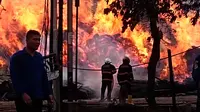 Kobaran api yang membakar sebuah depot kayu di Kota Palembang, Sumatera Selatan. (Liputan6.com/Nefri Inge)