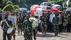 Personel TNI mengusung  jenazah mantan KSAD Jenderal TNI (Purn) Pramono Edhie Wibowo saat pemakaman di Taman Makam Pahlawan Kalibata, Jakarta, Minggu (14/6/2020). Pemakaman Pramono Edhie Wibowo dilaksanakan secara militer. (Liputan6.com/Faizal Fanani)