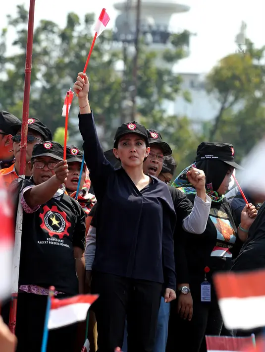 Ketua Umum KPRI Rieke Diah Pitaloka saat menggelar karnaval dan deklarasi dalam peringatan Hari Buruh Sedunia, Jakarta, Selasa (1/5). Inti maklumat tersebut berisi jaminan untuk kesejahteraan kehidupan buruh. (Liputan6.com/JohanTallo)
