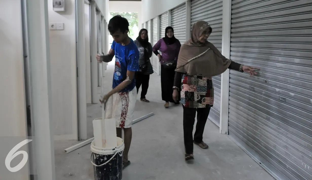 Pedagang melihat kios sementara mereka di Tempat Penampungan Sementara (TPS) Pasar Rumput, Manggarai, Jakarta Selatan, Jumat (26/8). (Liputan6.com/Yoppy Renato)