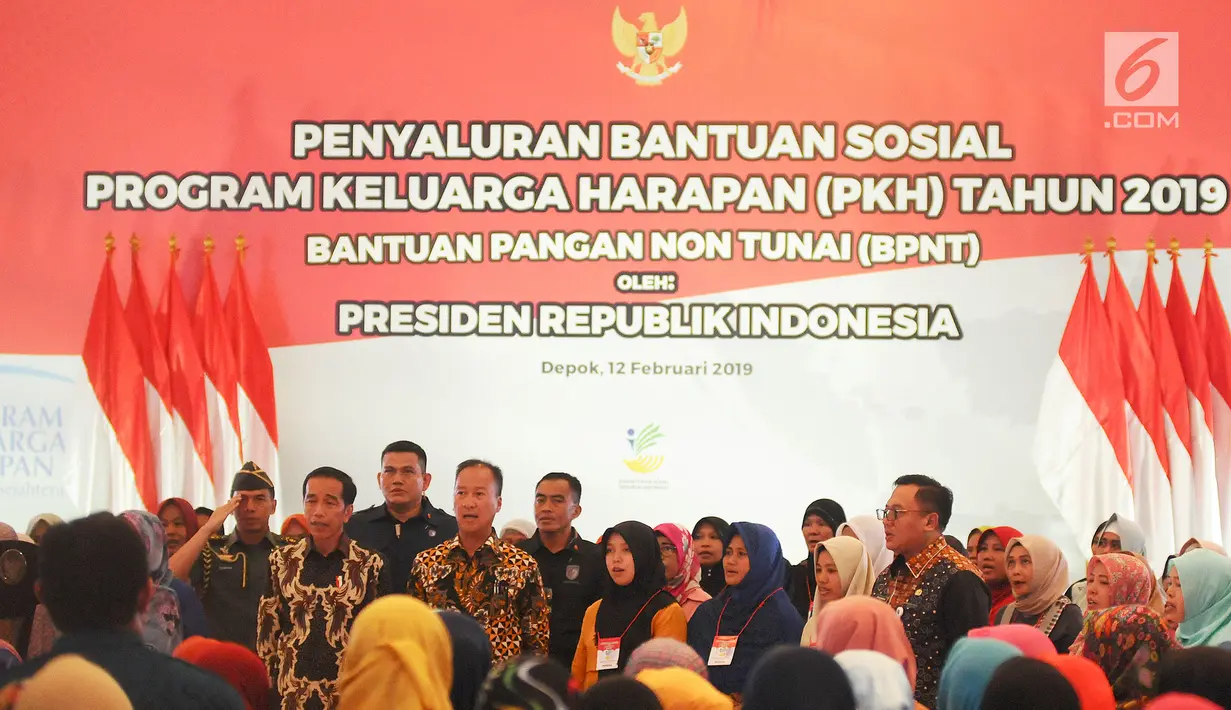 Presiden Joko Widodo didampingi Mensos ‎Agus Gumiwang Kartasasmita saat menyalurkan bansos Program Keluarga Harapan (PKH) dan Bantuan Pangan Non Tunai (BPNT) kepada seribu warga Depok, Jawa Barat, Selasa (12/2). (Liputan6.com/Herman Zakharia)
