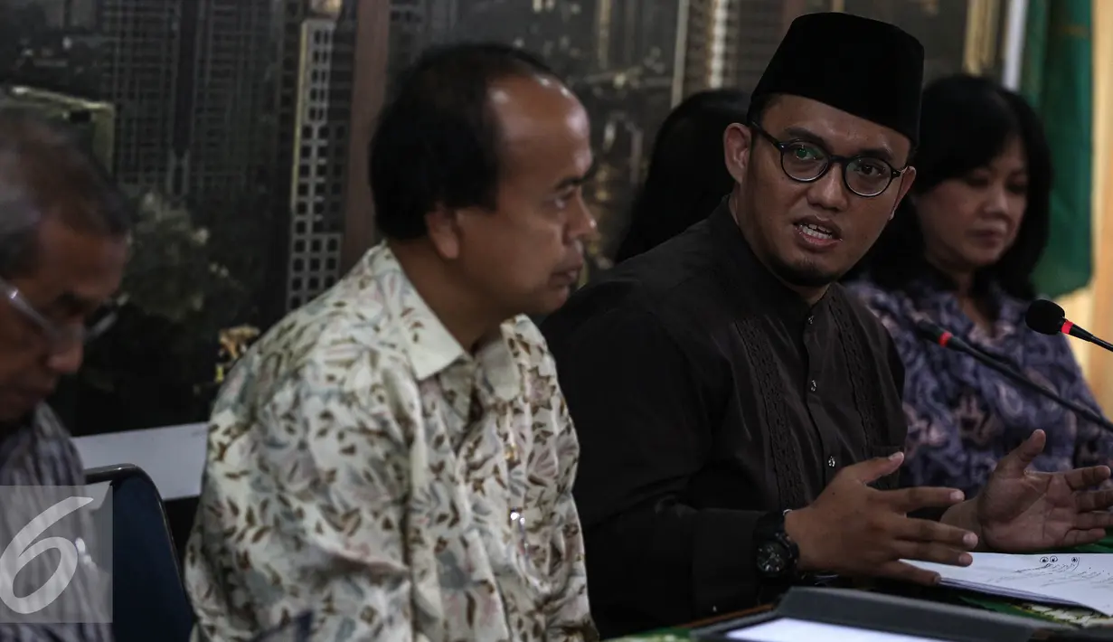 Dahnil Anzhar Simanjuntak memberikan paparan saat menghadiri pandangan Tim Evaluasi Penanganan Terorisme di PP Muhammadiyah, Jakarta, Kamis (15/7). Jumpa pers tersebut terkait Peledakan Bom di Mapolresta Solo. (Liputan6.com/Faizal Fanani)