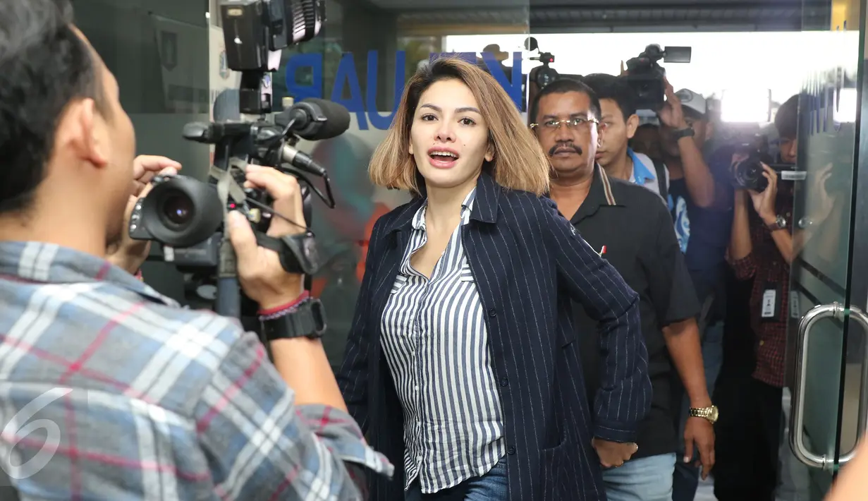 Aktris Nikita Mirzani saat tiba di SPK Polda Metro Jaya, Jakarta, Sabtu (29/10). Nikita Mirzani melaporkan Julia Perez atas dugaan pencemaran nama baik melalui sosial media yang menuduh telah memukul asisten Jupe. (Liputan6.com/Herman Zakharia)