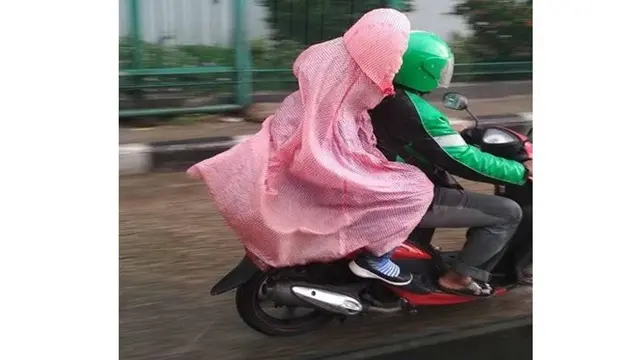 6 Dandanan Nyeleneh Seperti Pocong Ini Bikin Geleng Kepala, Kocak