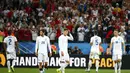 Pemain Inggris terlihat lesu usai dikalahkan Uruguay 1-2 di babak penyisihan Piala Dunia 2014 Grup D di Stadion Corinthians, Sao Paulo, Brasil, (20/6/2014). (REUTERS/Tony Gentile)