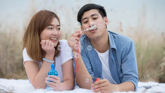 couple bahagia romantis