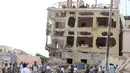 Kondisi hotel yang diserang oleh Kelompok Alshabaab di Mogadishu, Somalia, Rabu (25/1). Setidaknya 13 orang dilaporkan tewas dan puluhan lainnya terluka dalam kejadian ini. (AP Photo)