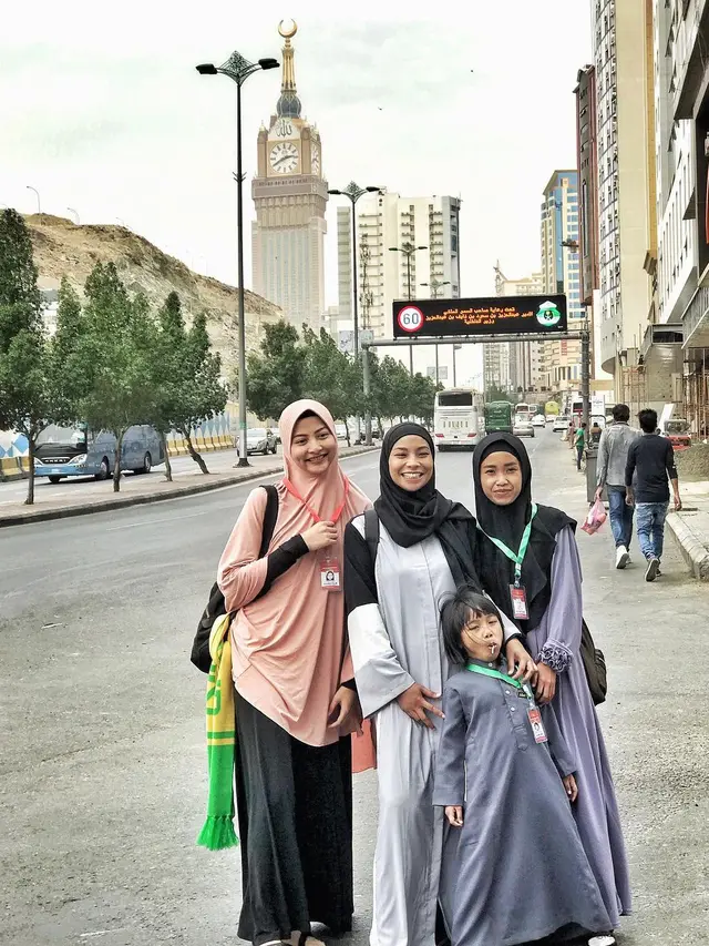 6 Potret Pesinetron Ayya Renita Saat Pakai Hijab, Bikin Pangling