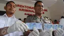 Polisi menujukan KTP saat rilis hasil tindak kejahatan selama bulan November di Mapolda Metro Jaya Jakarta, Minggu (27/11). Kasus yang diungkap aksi geng motor Cipayung, pembegalan yang melibatkan anak di bawah umur. (Liputan6.com/Helmi Affandi)