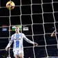 Pemain Barcelona, Luis Suarez (kedua kanan) mencetak gol ke gawang Leganes pada pertandingan pekan ke-20 La Liga Spanyol, di Camp Nou, Senin (21/1). Barcelona kian kokoh di puncak klasemen usai menang 3-1 atas Leganes. (AP/Manu Fernandez)