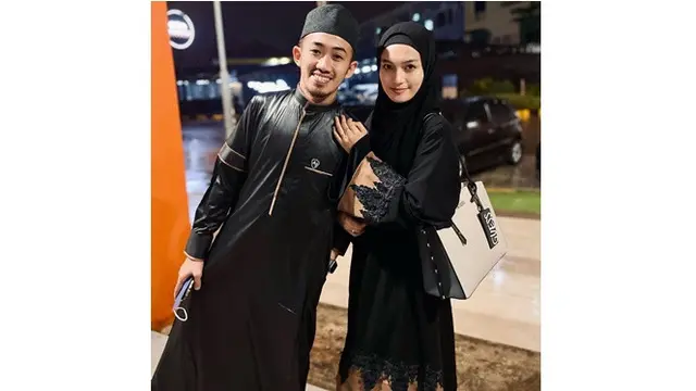 6 Potret Ustaz Syam Elmarusy dan Istri Pakai Baju Senada, Serasi Banget