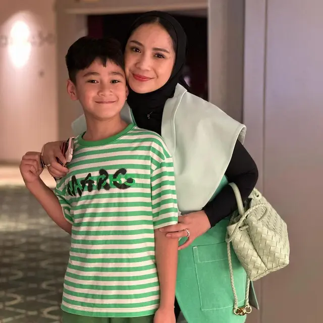 6 Potret Gaya Hijab Nagita Slavina Usai Berhaji yang Disorot,