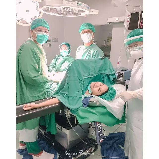 6 Momen Istri Dede Sunandar Melahirkan Anak Ketiga, Dikaruniai Bayi Perempuan