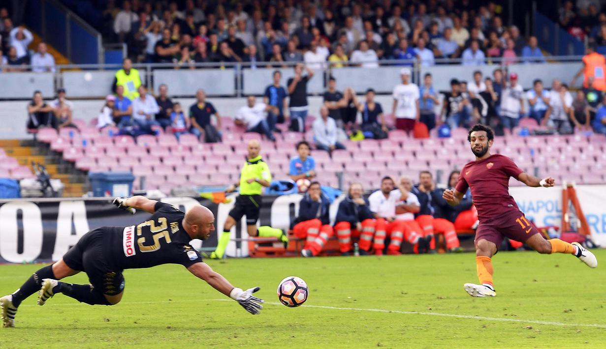 Kiper Napoli, Pepe Reina, berusaha menghalau tendangan gelandang AS Roma, Mohamed Salah pada lanjutan Serie A Italia di Stadion San Paulo, Naples (15/10/2016). Salah resmi berseragam Liverpool dengan status pemain termahal. (EPA/Ciro Fusco)