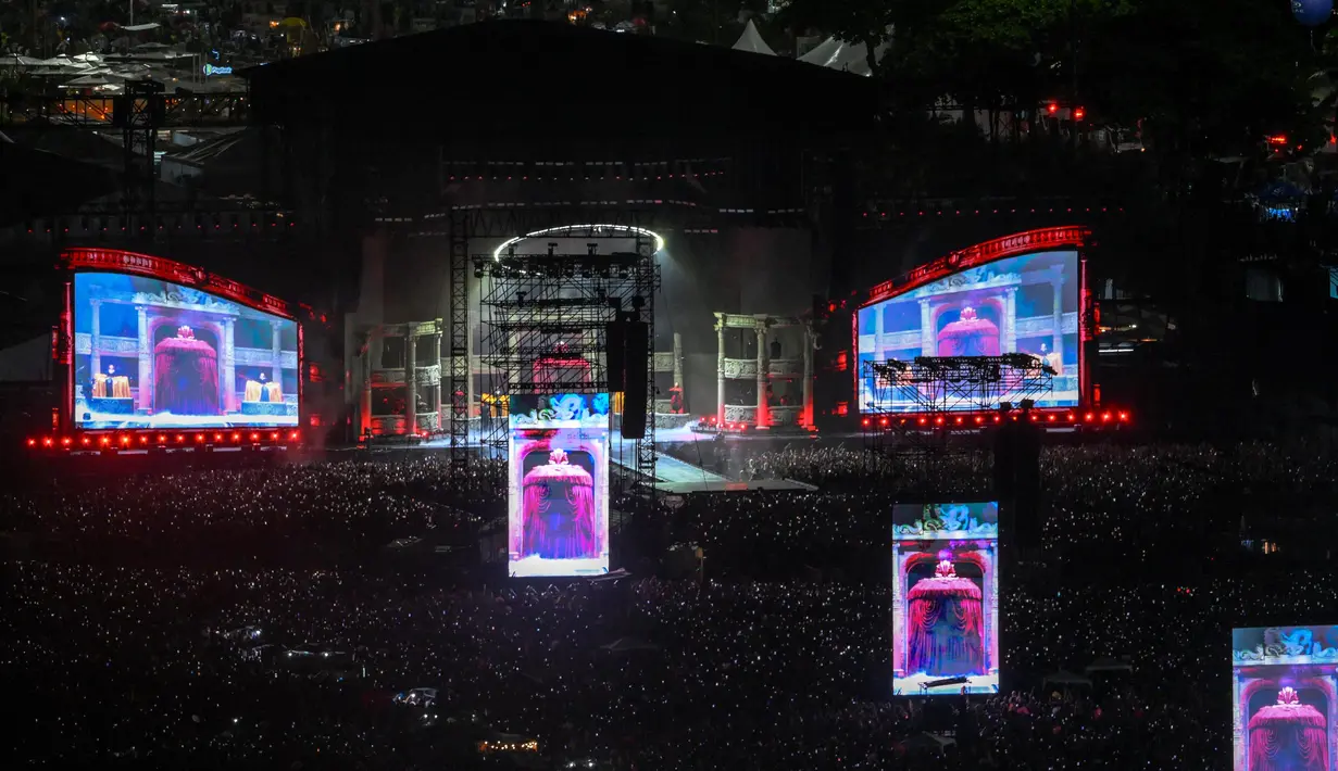 Bintang pop Amerika Serikat Lady Gaga diproyeksikan di layar lebar saat tampil dalam konsernya di pantai Copacabana, Rio de Janeiro, Brasil pada 3 Mei 2025. (Mauro PIMENTEL/AFP)