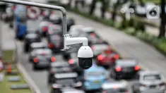 Kamera tilang elektronik atau electronic traffic law enforcement (ETLE) terpasang di Jalan Jenderal Sudirman, Jakarta Pusat, Rabu (26/10/2022). Polda Metro Jaya resmi menghentikan pelaksanaan tilang manual terhadap para pelanggar lalu lintas sehingga seluruh pengendara yang melanggar bakal ditindak secara elektronik. (merdeka.com/Iqbal S. Nugroho)