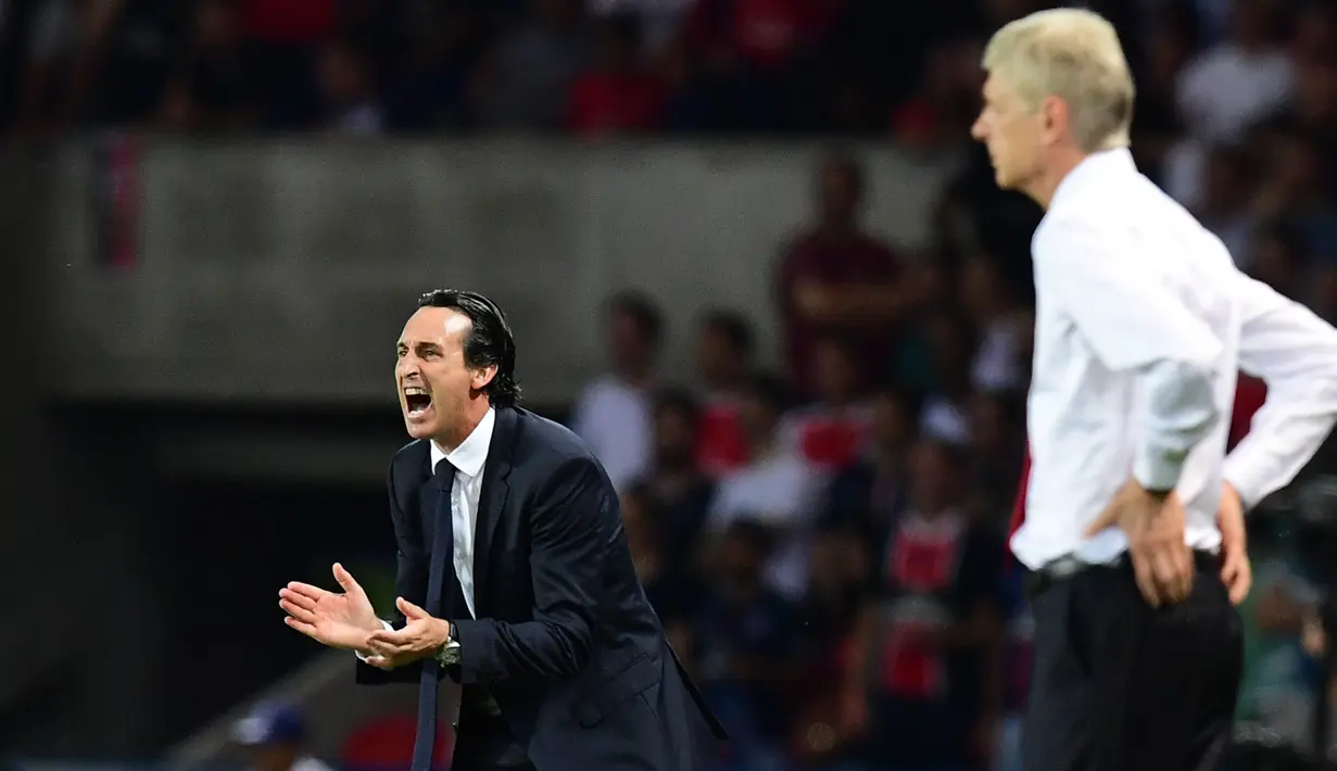 Unai Emery mengintruksikan pemainnya saat pertandingan Grup A Liga Champions UEFA antara PSG dan Arsenal di stadion Parc des Princes di Paris 13 September 2016. Setelah 22 tahun Arsenal punya manajer baru yaitu Unai Emery. (AFP Photo/Franck Fife)