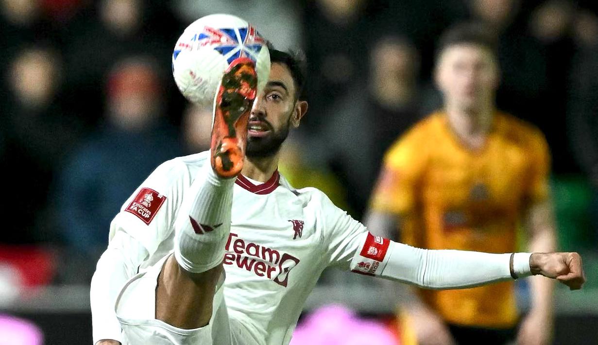 Bruno Fernandes bermain cukup baik pada laga ini. Gelandang asal Portugal tersebut menjadi kreator serangan Manchester United dengan menciptakan assist untuk gol Scott McTominay. (AFP/Justin Tallis)