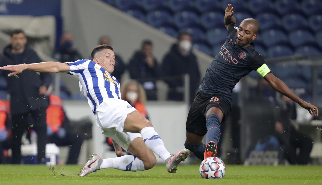 Gelandang FC Porto, Matheus Uribe berebut bola dengan gelandang Manchester City, Fernandinho pada matchday kelima Grup C Liga Champions di Estadio Do Dragao, Porto, Rabu (2/12/2020) dini hari WIB. Manchester City harus puas bermain 0-0 lawan Porto. (AP Photo/Luis Vieira)