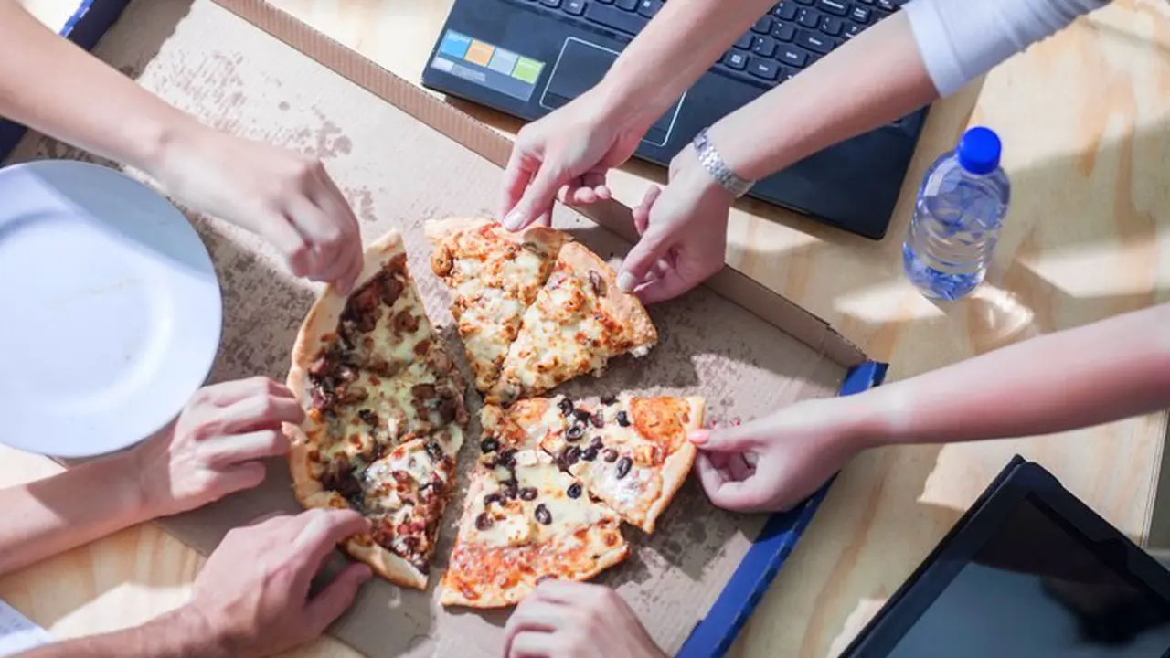 Pizza meningkatkan produktifitas kerja karyawan di kantor