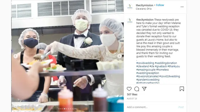 Pasangan Pengantin Sumbang dan Sajikan Makanan untuk Anak-Anak di Penampungan
