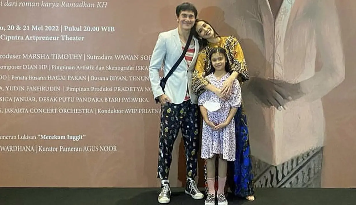 <p>Jizzy tampak feminim dengan dreess bermotif lengan puff 3/4, dipadukan snekaers dan koas kaki pink yang terlihat.&nbsp;@marshatimothy</p>
