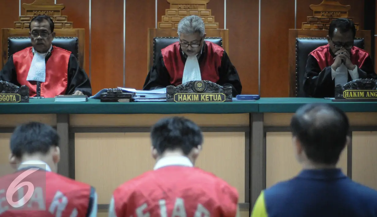 Majelis hakim membacakan vonis untuk dua terdakwa asal Tiongkok di PN Jakbar, Kamis (22/9). Majelis hakim memutuskan kedua terdakwa tersebut divonis hukuman mati karena terbukti menyelundupkan sabu seberat 20 Kg. (Liputan6.com/Faizal Fanani)