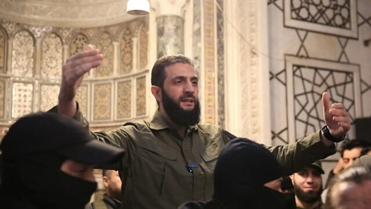 Abu Mohammed al-Golani, pemimpin kelompok Hayat Tahrir al-Sham (HTS) yang memimpin serangan pemberontak kilat untuk menjatuhkan pemerintahan Bashar al-Assad, berpidato di hadapan khalayak di Masjid Umayyah yang merupakan bangunan bersejarah di Damaskus.