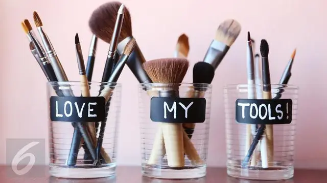 Cerdas, Ini Rahasianya Mengeringkan Kuas Makeup