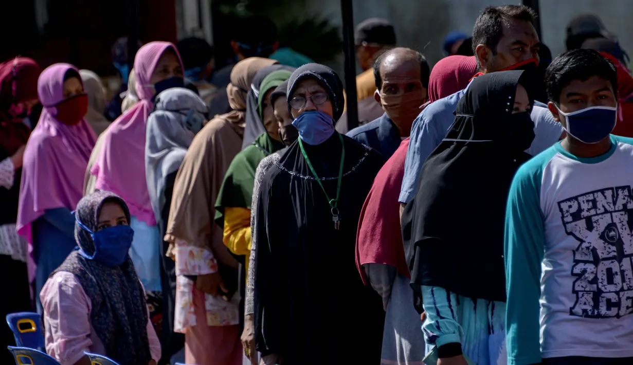 Antrean warga saat hendak membeli sembako murah di Banda Aceh, Aceh, Kamis (14/5/2020). Di tengah pandemi virus corona COVID-19, hadirnya penjualan sembako murah sangat membantu sebagian warga untuk memenuhi kebutuhan hidup. (CHAIDEER MAHYUDDIN/AFP)