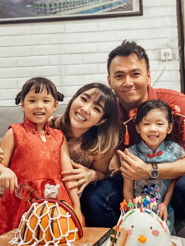 6 Momen Kedekatan Gisella Anastasia dengan Keluarga Wijin, Kompak