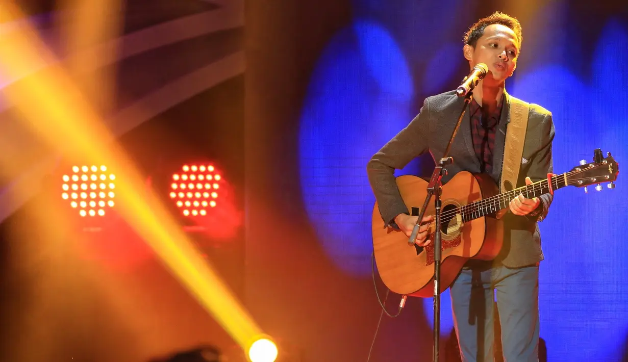 Menurut para dewan juri, sejak awal Freza memang sudah memiliki karakter suara yang khas terlebih dengan penampilannya menggunakan gitar akustik yang bisa menjadi modal untuk perkembangan karier ke depannya. (Adrian Putra/Bintang.com)